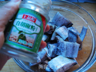 【苏菜】椒盐带鱼的做法步骤：3