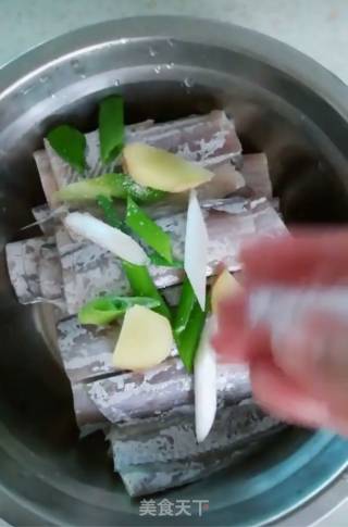 香酥炸带鱼的做法步骤：2