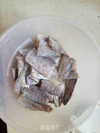 香酥带鱼的做法步骤：2