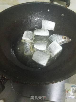 红烧带鱼的做法步骤：1