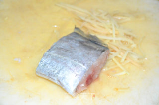 香煎带鱼的做法步骤：1