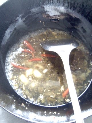 夏季开胃养生---------------- 香辣红烧带鱼的做法步骤：9