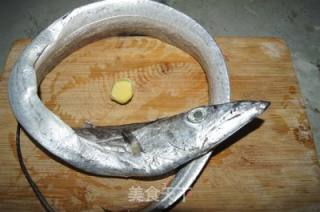 干煎带鱼的做法步骤：1
