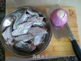 洋葱带鱼的做法步骤：1