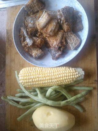 土豆豆角玉米炖带鱼的做法步骤：1