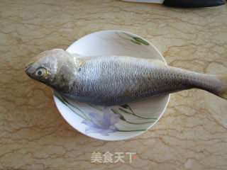 松子大黄鱼的做法步骤：1