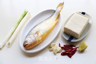 黄鱼炖豆腐的做法步骤：1