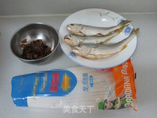 【上海】酸菜黄鱼面的做法步骤：1