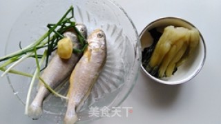咸菜烧黄鱼的做法步骤：1