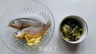 咸菜烧黄鱼的做法步骤：2