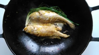 咸菜烧黄鱼的做法步骤：4