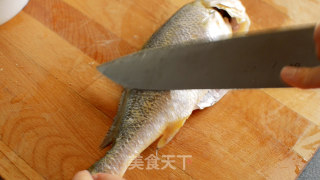 鱼肉做面条 极鲜雪菜黄鱼面的做法步骤：1