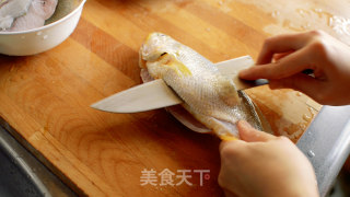 鱼肉做面条 极鲜雪菜黄鱼面的做法步骤：2