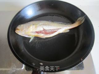 毛豆烧黄鱼的做法步骤：2