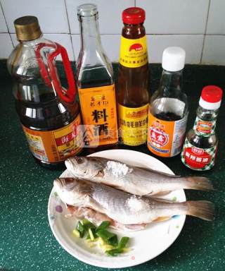 炸锅蜜汁黄鱼的做法步骤：1