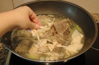 【浙菜】汤鲜味美宁波风味·雪菜大汤黄鱼的做法步骤：9