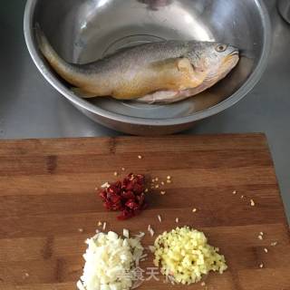 红烧黄鱼的做法步骤：1