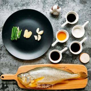 鱼料理快手菜--炖黄鱼的做法步骤：1
