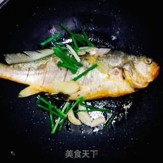 鱼料理快手菜--炖黄鱼的做法步骤：8