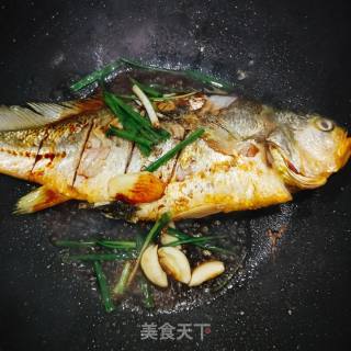 鱼料理快手菜--炖黄鱼的做法步骤：9