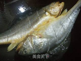 红烧大黄鱼的做法步骤：1