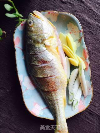 蒜香清蒸大黄鱼的做法步骤：1