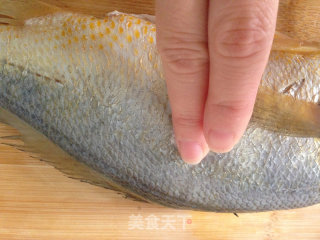 红烧黄鱼的做法步骤：4