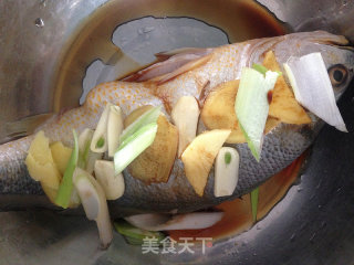 红烧黄鱼的做法步骤：2