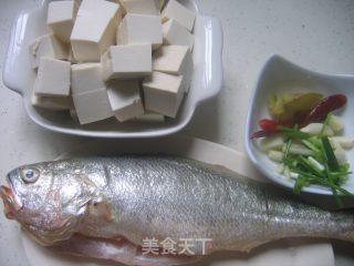 【鲁菜】黄鱼炖豆腐的做法步骤：2