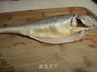 剁椒黄鱼的做法步骤：1