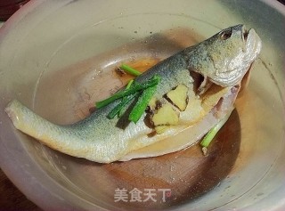 剁椒黄鱼的做法步骤：2