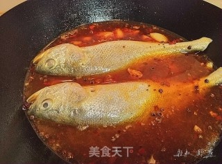 大蒜烧黄鱼的做法步骤：3