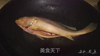 干烧黄鱼的做法步骤：1