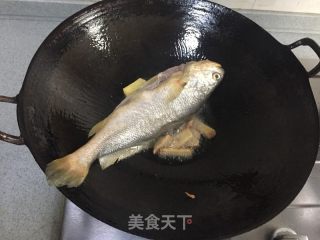 红烧大黄鱼的做法步骤：2