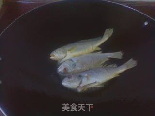 姜蒜黄鱼的做法步骤：2
