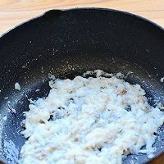剩米饭的好去处——米香鳕鱼饼的做法步骤：4