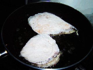 入口即化，肉质细腻的香煎鳕鱼的做法步骤：4