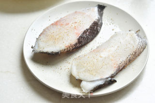 多重口感和味觉的享受---香煎杏仁鳕鱼的做法步骤：2