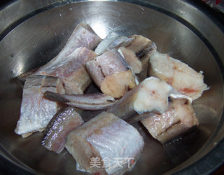 【创意新派菜】---红烧鳕鱼炖木耳的做法步骤：1