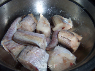 【创意新派菜】---红烧鳕鱼炖木耳的做法步骤：2