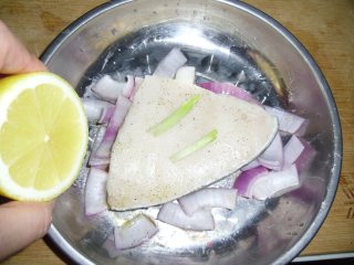 柠香烤鳕鱼的做法步骤：2