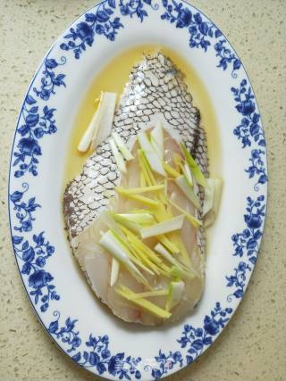 宴客菜肴一一清蒸鳕鱼的做法步骤：2