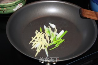 葱姜鳕鱼豆腐煲的做法步骤：4