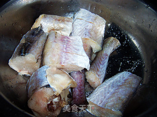红烧鳕鱼炖萝卜的做法步骤：1