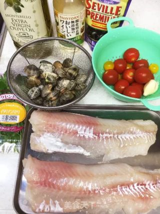 番茄鳕鱼蛤蜊烩蘑菇的做法步骤：1