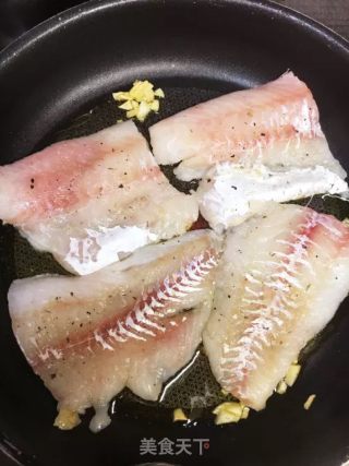 番茄鳕鱼蛤蜊烩蘑菇的做法步骤：2