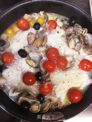 番茄鳕鱼蛤蜊烩蘑菇的做法步骤：3