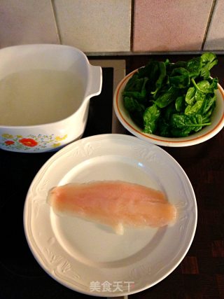鳕鱼菠菜粥的做法步骤：1