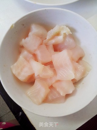 清新脆嫩——泰味鳕鱼蔬菜沙拉的做法步骤：1