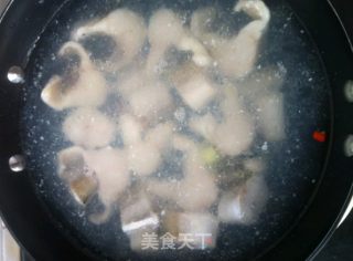 酸辣鳕鱼豆腐汤的做法步骤：4